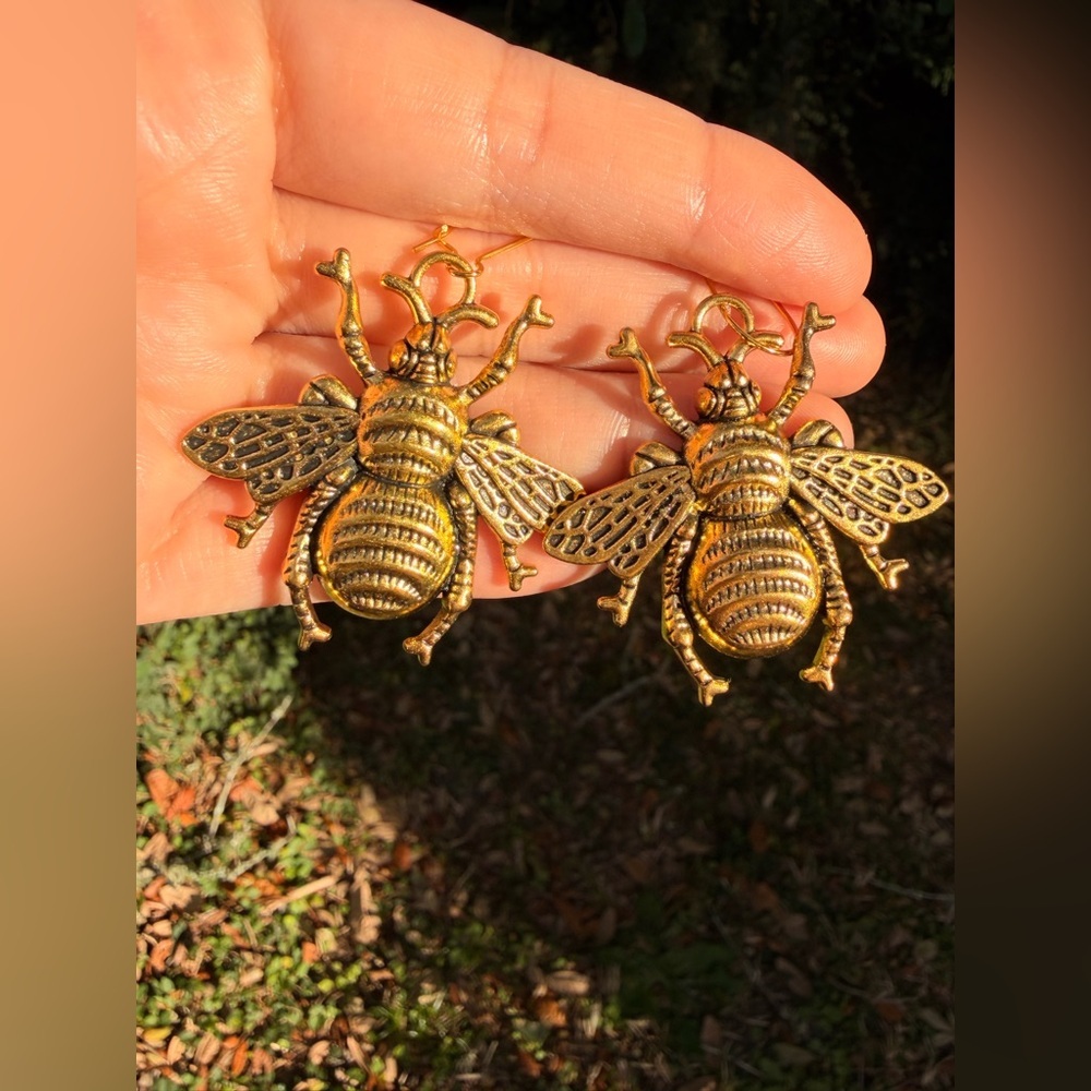 Gold Bee Dangle Earrings exclusive Jewelry - Picture 3 of 8